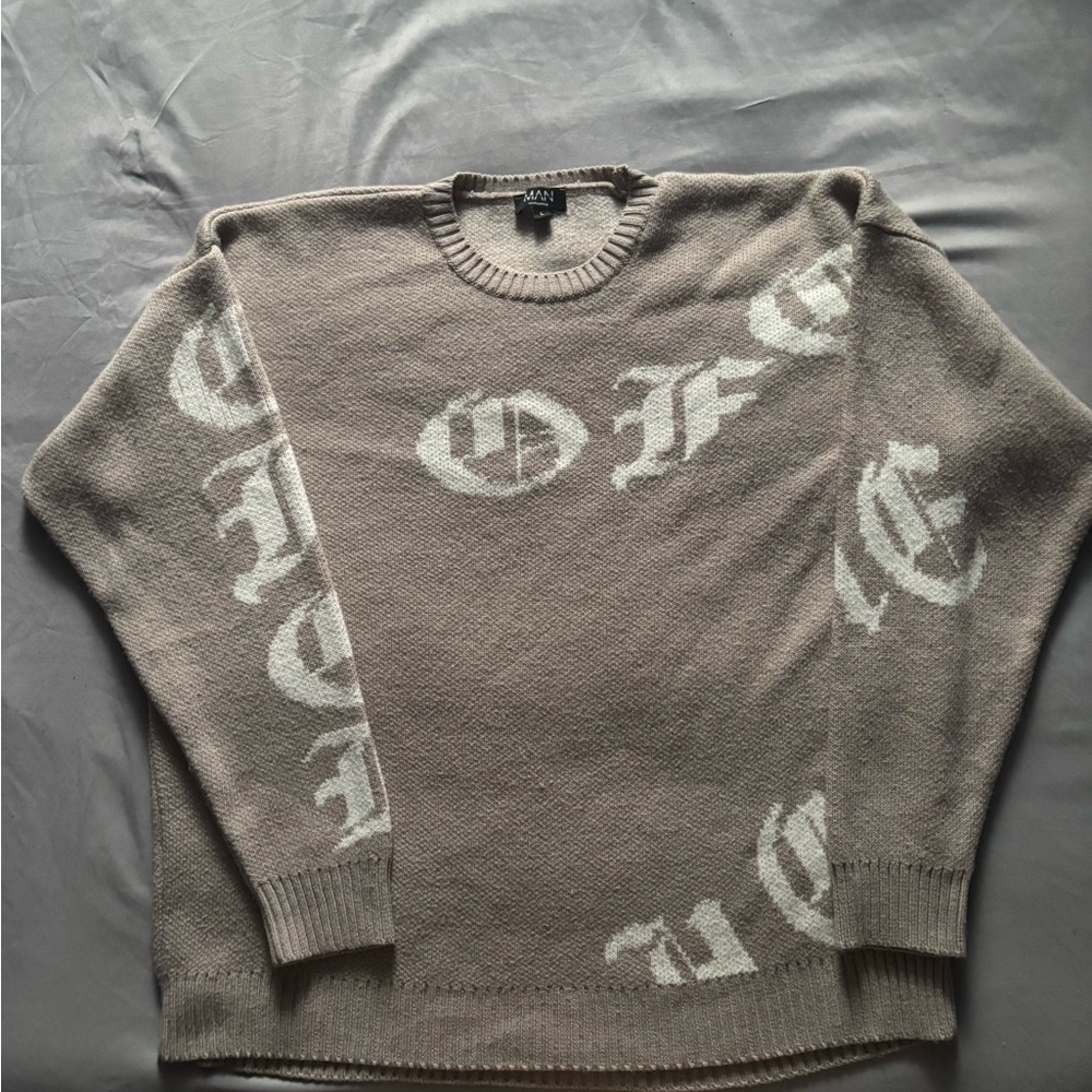 Boohoo Taupe Sweater with White Graphics